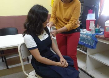 Centros de salud y hospitales llevan la vacuna antigripal a los establecimientos educativos
