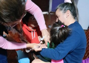 Vacunación domiciliaria para niñas y niños de Villa Escolar