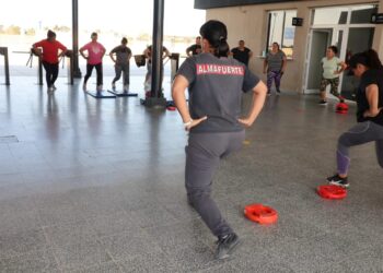En las vacaciones de invierno, siguen las clases de funcional en el Parque Acuático