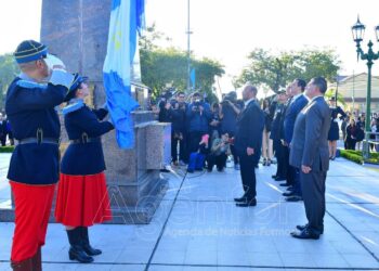 El gobernador Insfrán presidió el acto conmemorativo del Día de la Independencia Nacional