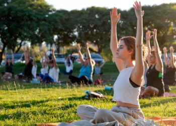 Invitan a disfrutar de una tarde de yoga en Laguna Oca