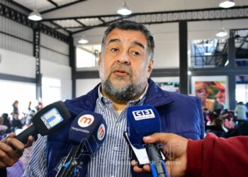 “Quieren vender que vivimos mal para sacar un provecho personal”, advirtió el ministro González