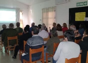 Adultos mayores disfrutaron de una tarde de cine en la Casa de la Solidaridad del barrio Obrero