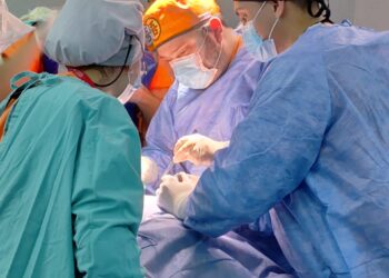 El Hospital de Alta Complejidad y el Hospital de la Madre y el Niño llevan adelante un importante procedimiento quirúrgico