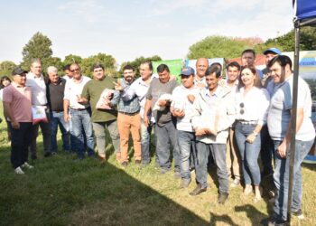 Entrega de semillas para la campaña de primera siembra en Laguna Blanca