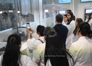Estudiantes de Farmacia de la Universidad Nacional del Chaco Austral visitaron la empresa Laformed