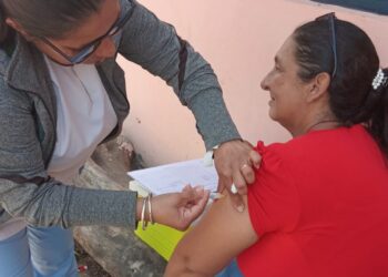 El centro de salud “María Luisa Espinoza” continúa vacunando a los vecinos en sus casas