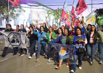 “Fuerte y al medio”: Caminata de candidatos del FdV en el microcentro capitalino