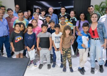 El Gobernador recibió a estudiantes de Colonia Las Lolas