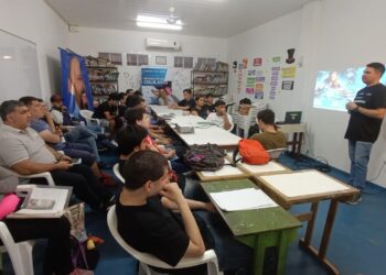 En el Polideportivo del barrio La Paz, dictan un curso de reparación de celulares