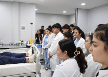 Estudiantes de la UPLaB visitaron el Hospital de Laguna Blanca