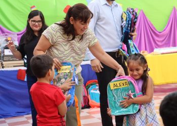 El Gobierno de Formosa entregó más de 90 kits escolares y uniformes a niñas, niños y adolescentes de residencias