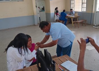 El equipo de salud de El Potrillo realizó vacunación y controles en una escuela de la localidad