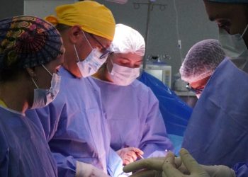 Traumatología del HAC realizó colocación de prótesis oncológica de cadera en paciente derivada del interior