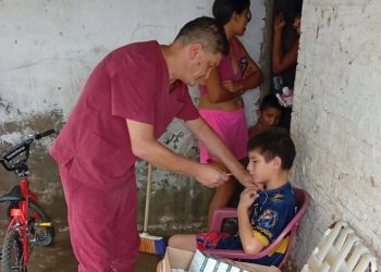 Equipos de salud asisten a las familias anegadas por las intensas lluvias de los últimos días