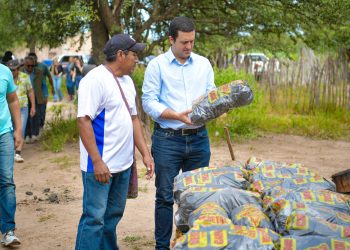 El Vicegobernador visitó la carbonería de Teniente Fraga