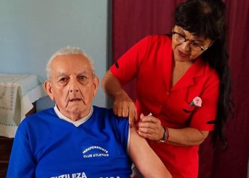 Más de 40 dosis fueron aplicadas en residencias de adultos mayores del interior provincial