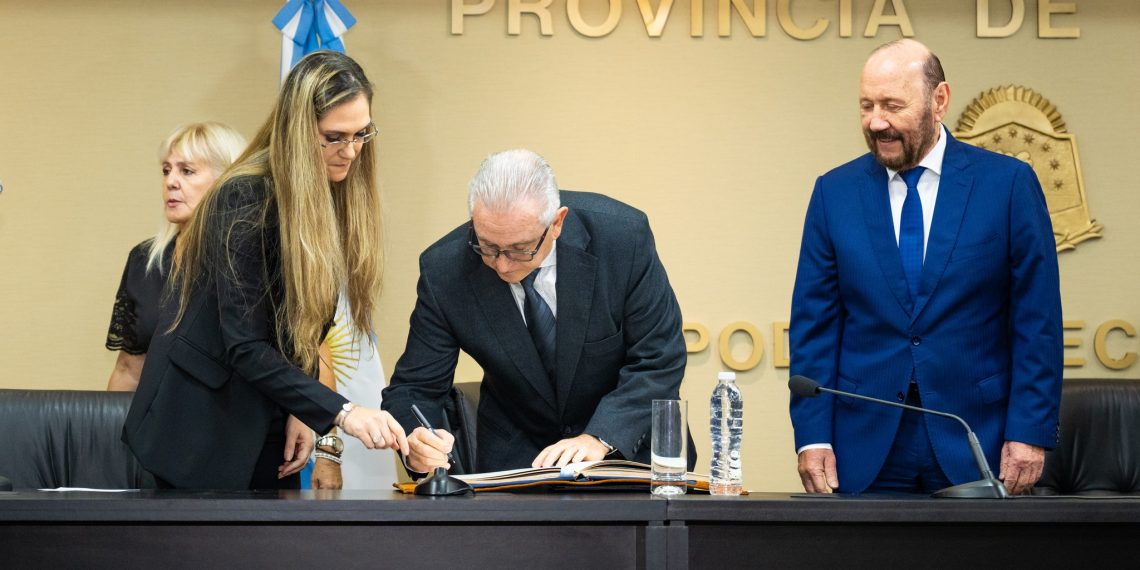 Insfrán tomó juramento a Juan Carlos Atencia, el nuevo ministro de Desarrollo Humano