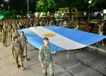 Emotiva marcha de antorchas y vigilia en homenaje a los héroes de Malvinas