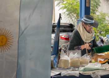 Anticipando el 25 de mayo, el Mercado Comunitario del barrio La Paz vivió su “Edición Patria”