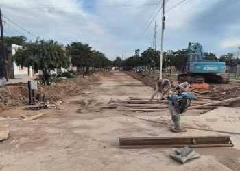Avanza la pavimentación y el sistema de desagües pluviales en la avenida Degen de Ingeniero Juárez