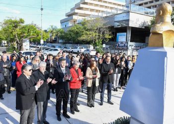Profesionales de Ciencias Económicas celebraron su día con un acto en el Mástil Municipal