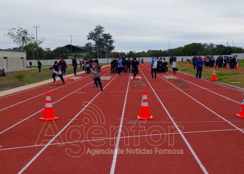 La Secretaría de Deportes organizó un encuentro recreativo escolar en la pista de atletismo