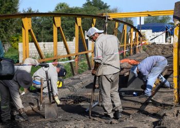 Vialidad Provincial trabaja en remover la estructura del puente sobre el riacho El Pucú