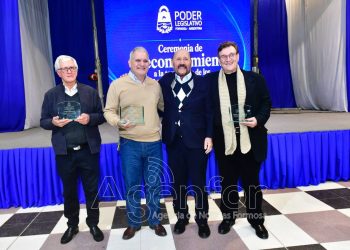 El gobernador Insfrán acompañó la ceremonia de reconocimiento a la trayectoria de empleados legislativos