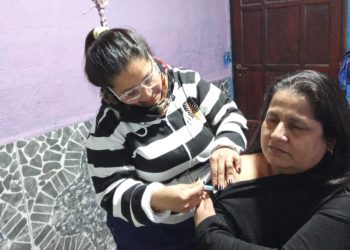 El centro de salud “María Luisa Espinoza” sigue llevando las vacunas casa por casa