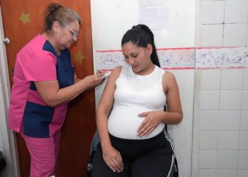 Recuerdan a las embarazadas que deben vacunarse contra el Virus Sincicial Respiratorio