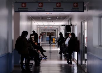 “Otra medida nacional expulsiva que no soluciona nada”: Rechazan cobro de la atención médica a extranjeros