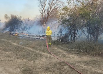 Intensa labor de bomberos y personal policial para frenar el avance de un incendio forestal en Pozo de Maza y zonas aledañas