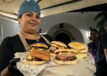“La Noche de las Hamburguesas” tuvo una gran convocatoria en el Paseo Costanero