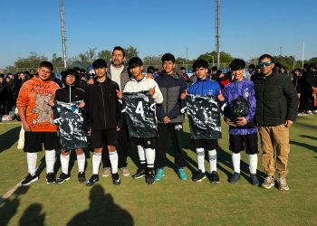 Entregaron indumentaria deportiva en la apertura de las finales provinciales de pádel y hockey